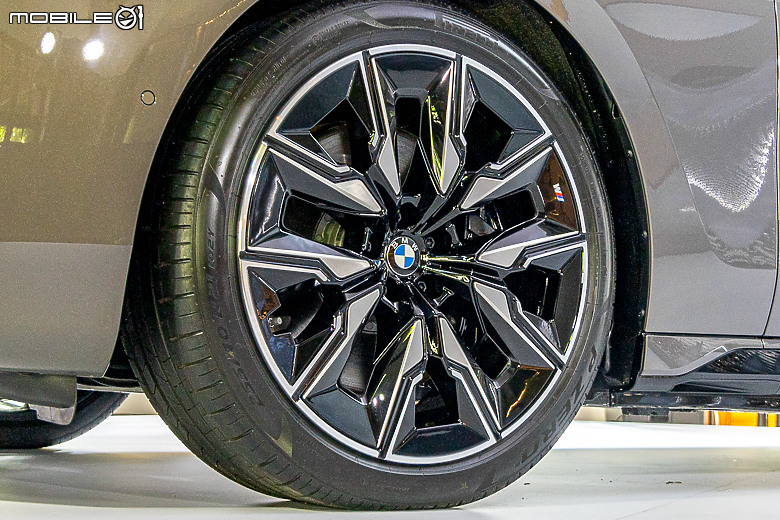 【採訪】BMW「i7 M70 xDrive」888 萬元上市 ,659hp、3.7 秒破百的超狂電動旗艦國內首度亮相!