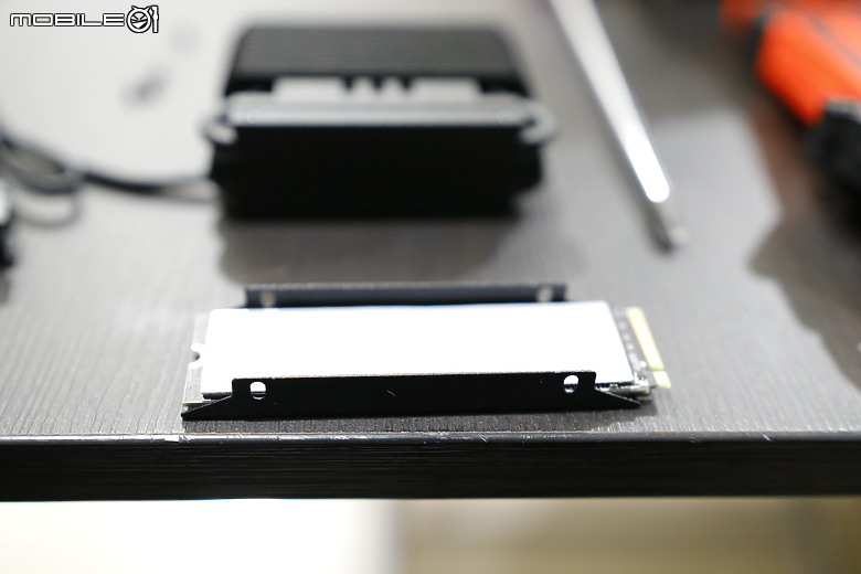 點我看大圖 暴力狂降29度!!!! 開箱!高效能SSD散熱器 T-FORCE DARK AirFlow I SSD 散熱器。