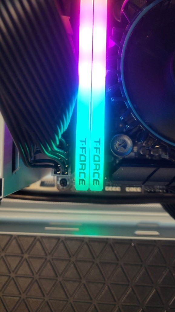 記憶體界的隱型戰鬥機 開箱十銓TeamGroup DELTA 炫光 RGB DDR5