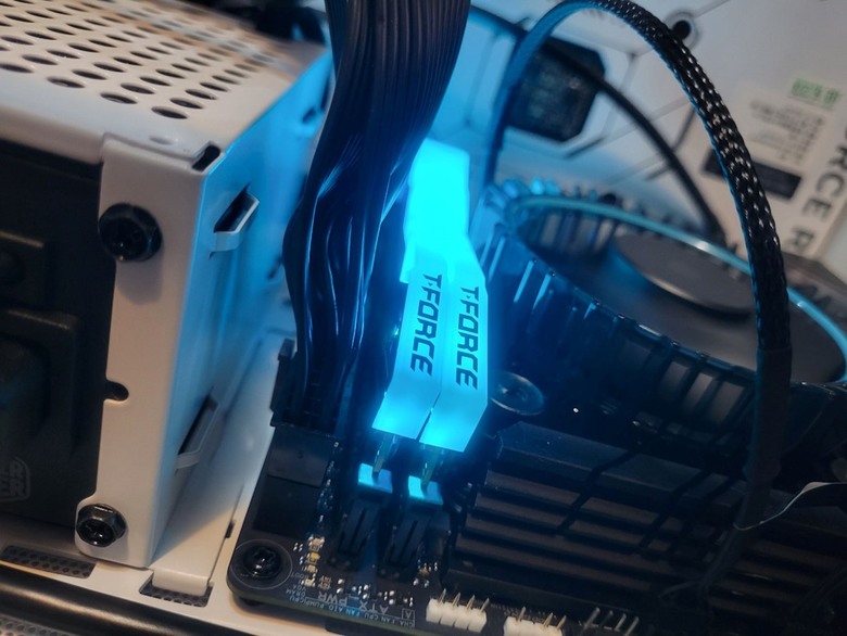 記憶體界的隱型戰鬥機 開箱十銓TeamGroup DELTA 炫光 RGB DDR5