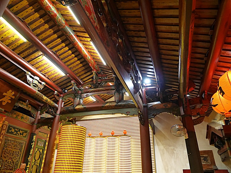 星巴克在新竹州圖書館、護城河旁的竹塹城迎曦門、赤子、關帝廟、火車站，還有新竹街市眾多文化資產 — 夜遊新竹市街老建築