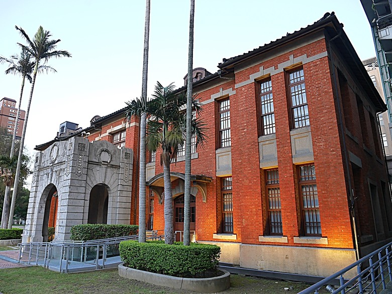 星巴克在新竹州圖書館、護城河旁的竹塹城迎曦門、赤子、關帝廟、火車站,還有新竹街市眾多文化資產 — 夜遊新竹市街老建築