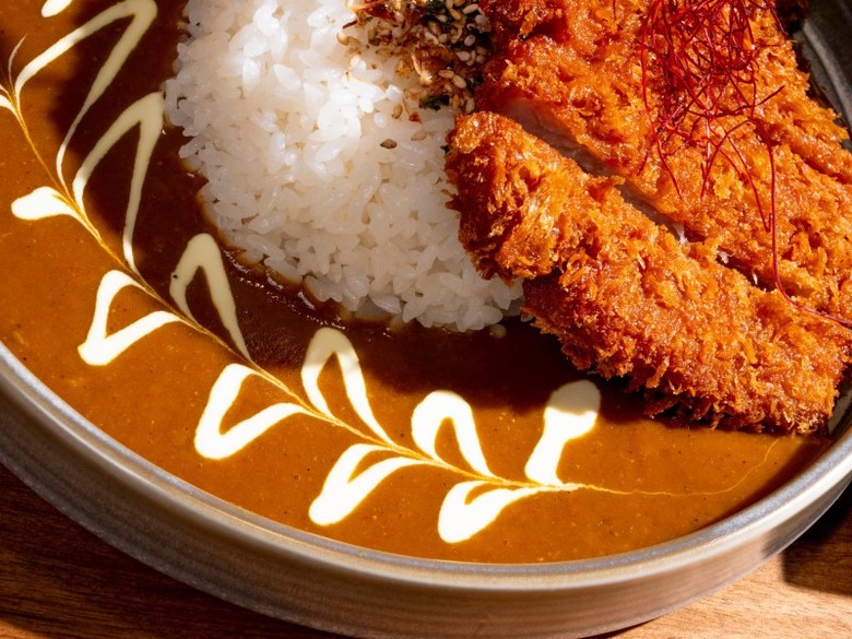 黎明路美食生力軍!職人咖哩搭手打漢堡排 邀請你入村嚐鮮