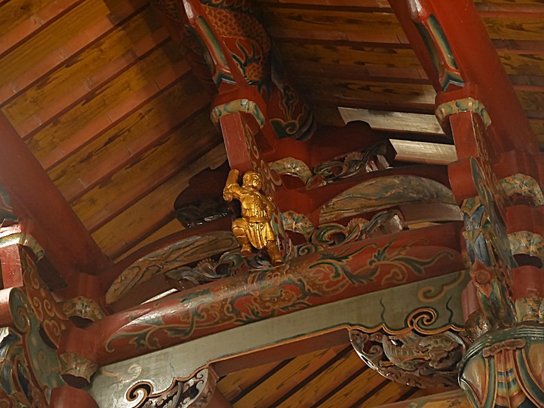 星巴克在新竹州圖書館、護城河旁的竹塹城迎曦門、赤子、關帝廟、火車站，還有新竹街市眾多文化資產 — 夜遊新竹市街老建築