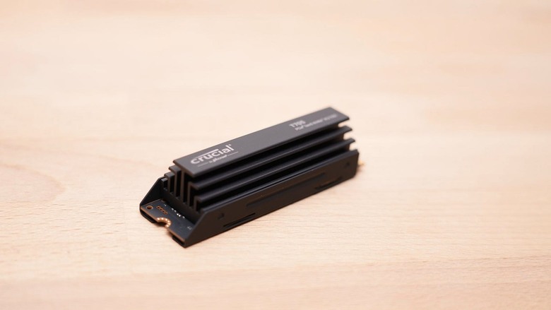 這就是 T0 級別的 SSD！Crucial T705 2TB PCIe Gen5 NVMe M.2 SSD with heatsink