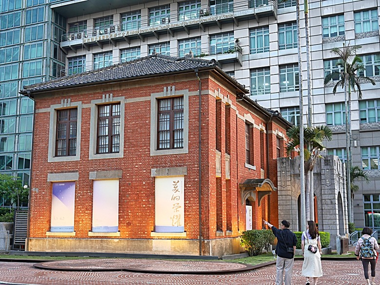 星巴克在新竹州圖書館、護城河旁的竹塹城迎曦門、赤子、關帝廟、火車站,還有新竹街市眾多文化資產 — 夜遊新竹市街老建築