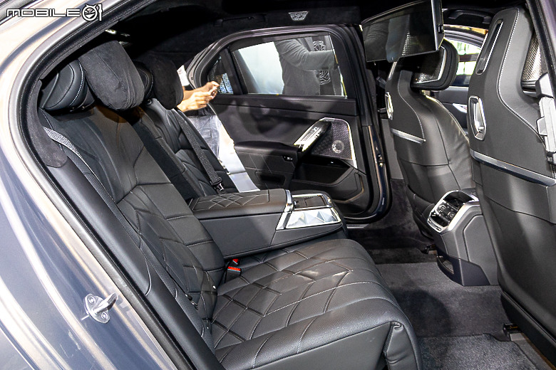【採訪】BMW「i7 M70 xDrive」888 萬元上市 ,659hp、3.7 秒破百的超狂電動旗艦國內首度亮相!