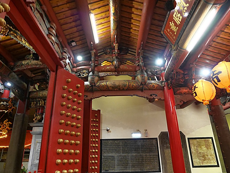 星巴克在新竹州圖書館、護城河旁的竹塹城迎曦門、赤子、關帝廟、火車站，還有新竹街市眾多文化資產 — 夜遊新竹市街老建築
