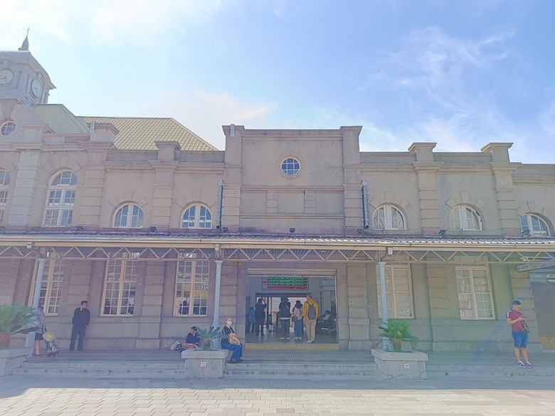 星巴克在新竹州圖書館、護城河旁的竹塹城迎曦門、赤子、關帝廟、火車站,還有新竹街市眾多文化資產 — 夜遊新竹市街老建築