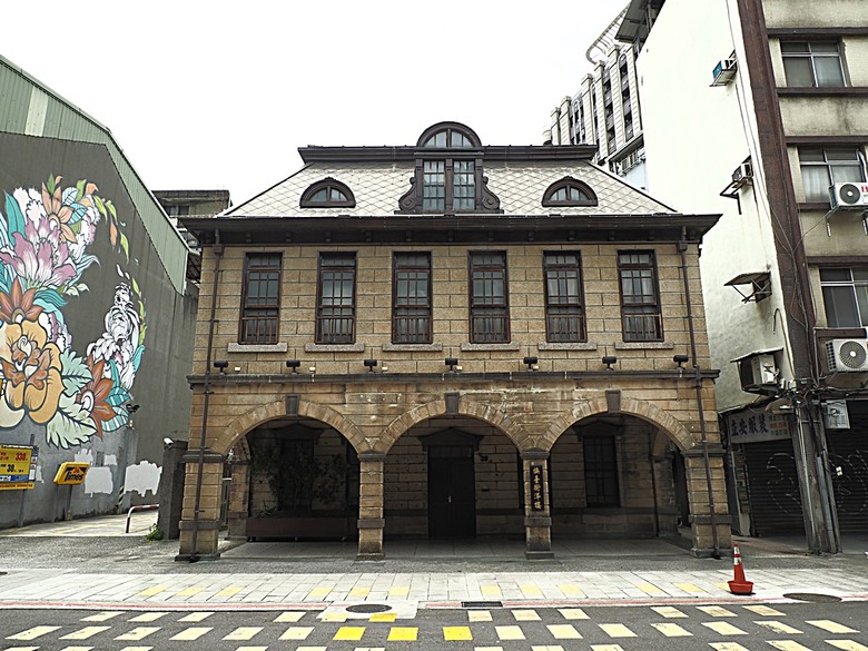 臺北府城北門、臺北郵局、撫臺街洋樓、博愛路街屋、三井舊倉庫、鐵道部廳舍與臺北工場 — 臺北建城140年登北門城樓與集章活動 & 週邊歷史景點巡禮