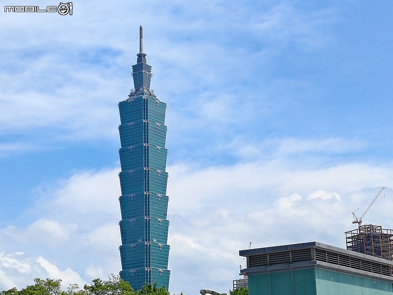 因為ZF7pro即將要掛了，所以我就跑去添購ROGphone...7U