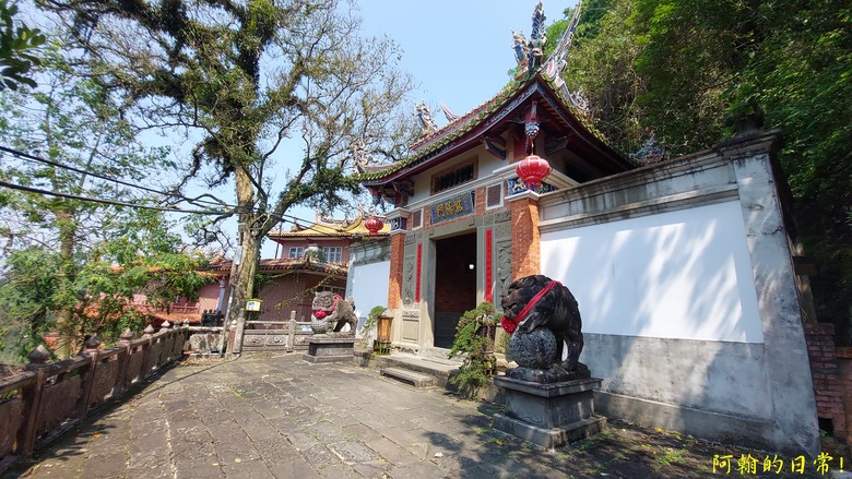壯觀大岩壁,輕鬆健行獅山古道 獅頭山