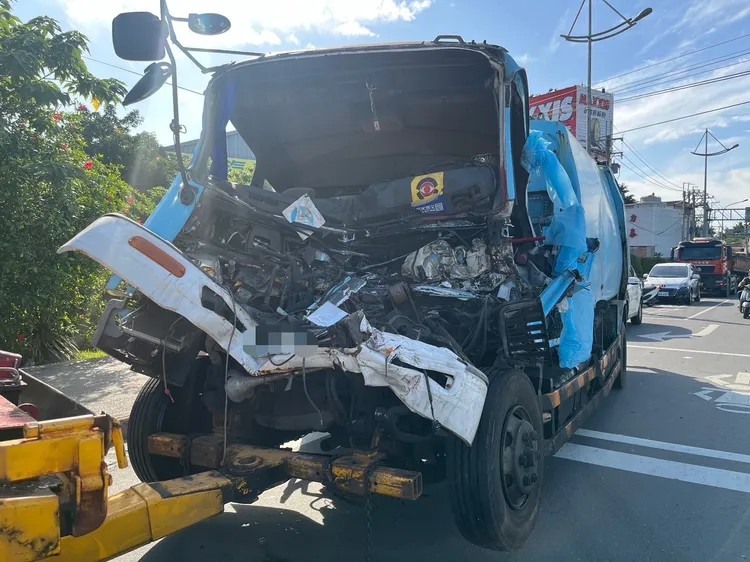 垃圾車衝撞砂石車，司機重創急救