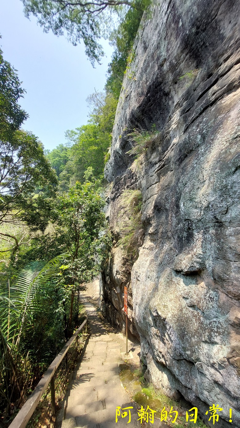 壯觀大岩壁，輕鬆健行獅山古道 獅頭山