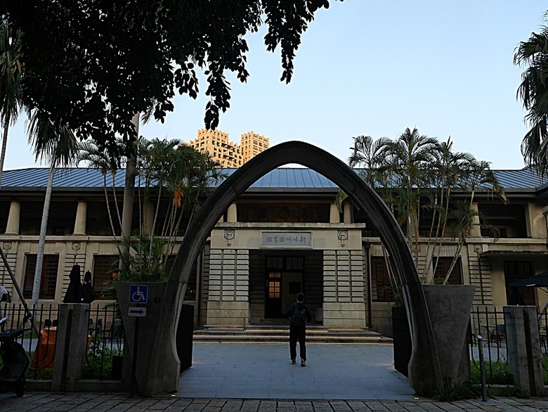 星巴克在新竹州圖書館、護城河旁的竹塹城迎曦門、赤子、關帝廟、火車站,還有新竹街市眾多文化資產 — 夜遊新竹市街老建築