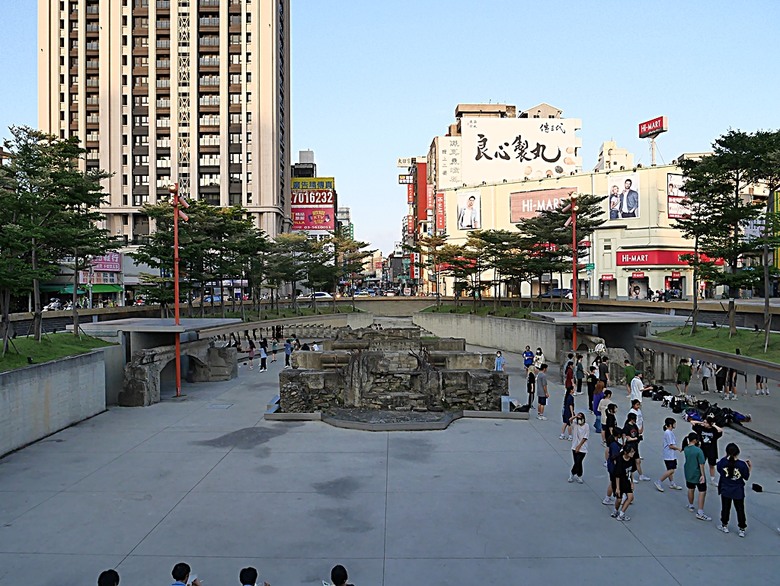 星巴克在新竹州圖書館、護城河旁的竹塹城迎曦門、赤子、關帝廟、火車站,還有新竹街市眾多文化資產 — 夜遊新竹市街老建築