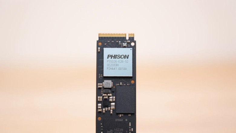 這就是 T0 級別的 SSD！Crucial T705 2TB PCIe Gen5 NVMe M.2 SSD with heatsink