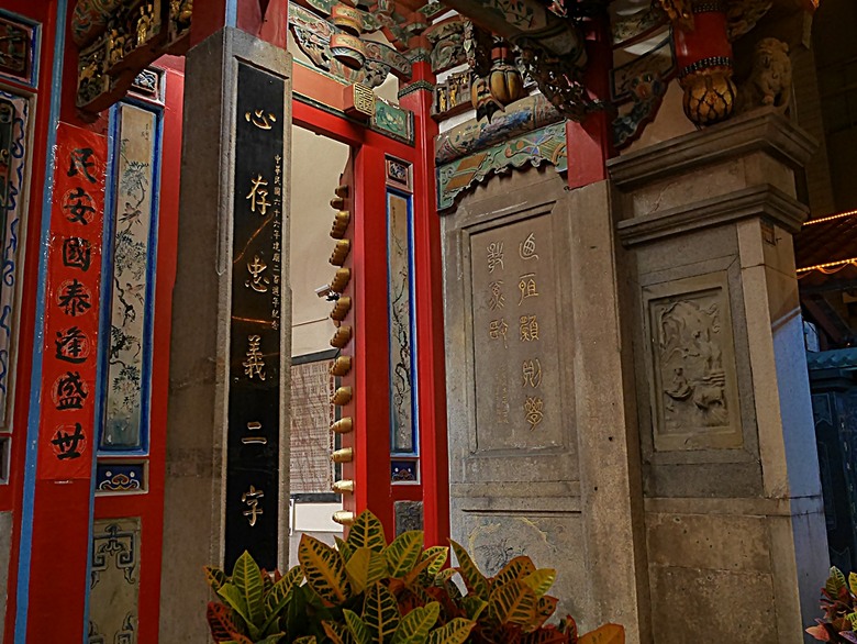 星巴克在新竹州圖書館、護城河旁的竹塹城迎曦門、赤子、關帝廟、火車站，還有新竹街市眾多文化資產 — 夜遊新竹市街老建築