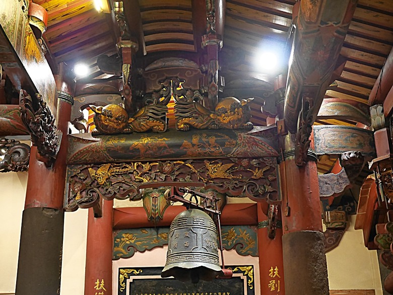 星巴克在新竹州圖書館、護城河旁的竹塹城迎曦門、赤子、關帝廟、火車站，還有新竹街市眾多文化資產 — 夜遊新竹市街老建築