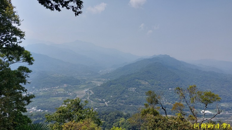 壯觀大岩壁，輕鬆健行獅山古道 獅頭山