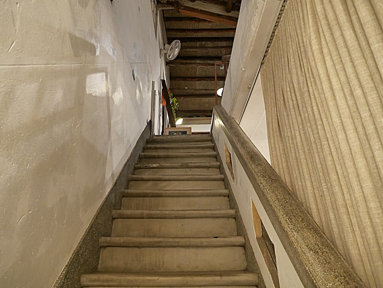 星巴克在新竹州圖書館、護城河旁的竹塹城迎曦門、赤子、關帝廟、火車站,還有新竹街市眾多文化資產 — 夜遊新竹市街老建築