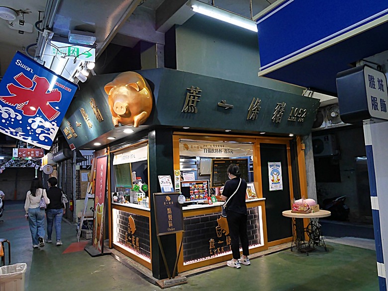 星巴克在新竹州圖書館、護城河旁的竹塹城迎曦門、赤子、關帝廟、火車站,還有新竹街市眾多文化資產 — 夜遊新竹市街老建築