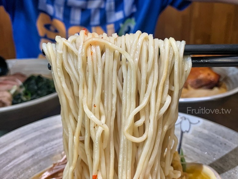 好吃拉麵，湯濃味美，份量十足，內用還可以免費加麵