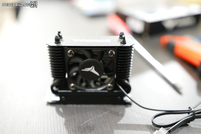 點我看大圖 暴力狂降29度!!!! 開箱!高效能SSD散熱器 T-FORCE DARK AirFlow I SSD 散熱器。
