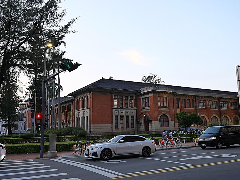 星巴克在新竹州圖書館、護城河旁的竹塹城迎曦門、赤子、關帝廟、火車站,還有新竹街市眾多文化資產 — 夜遊新竹市街老建築