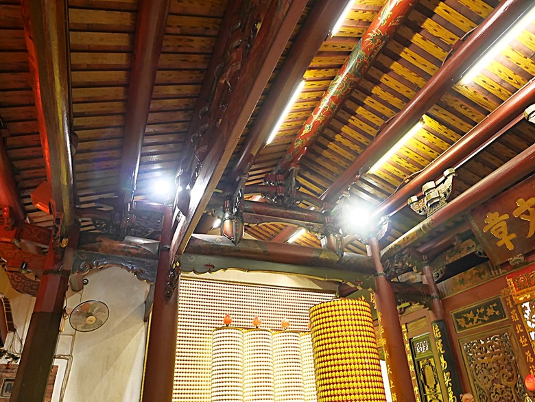 星巴克在新竹州圖書館、護城河旁的竹塹城迎曦門、赤子、關帝廟、火車站，還有新竹街市眾多文化資產 — 夜遊新竹市街老建築