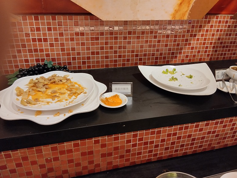 誤進一家「吧檯不出菜」的「吃到飽」餐廳...（有照片，要小心）