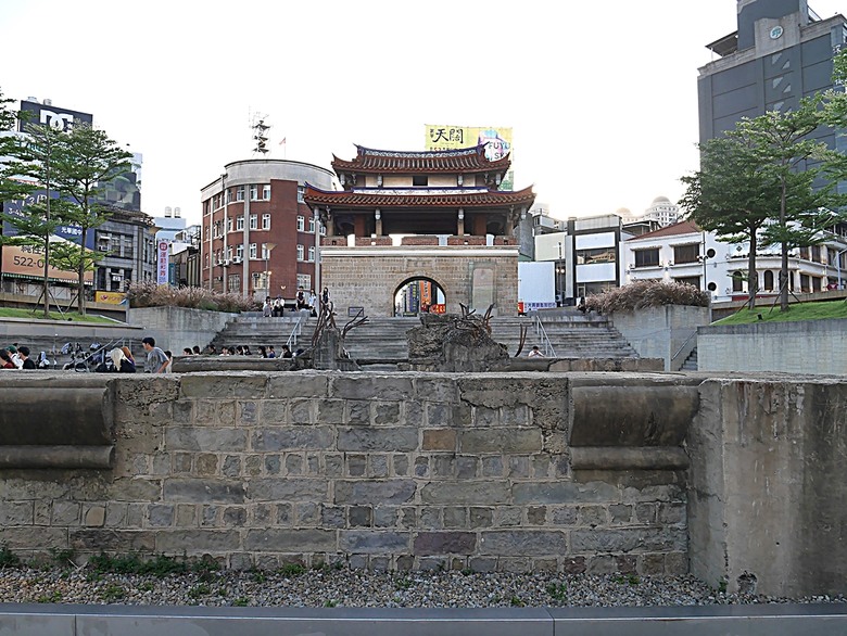 星巴克在新竹州圖書館、護城河旁的竹塹城迎曦門、赤子、關帝廟、火車站,還有新竹街市眾多文化資產 — 夜遊新竹市街老建築