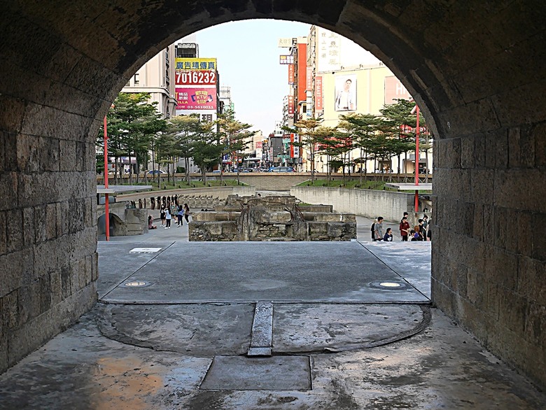星巴克在新竹州圖書館、護城河旁的竹塹城迎曦門、赤子、關帝廟、火車站,還有新竹街市眾多文化資產 — 夜遊新竹市街老建築