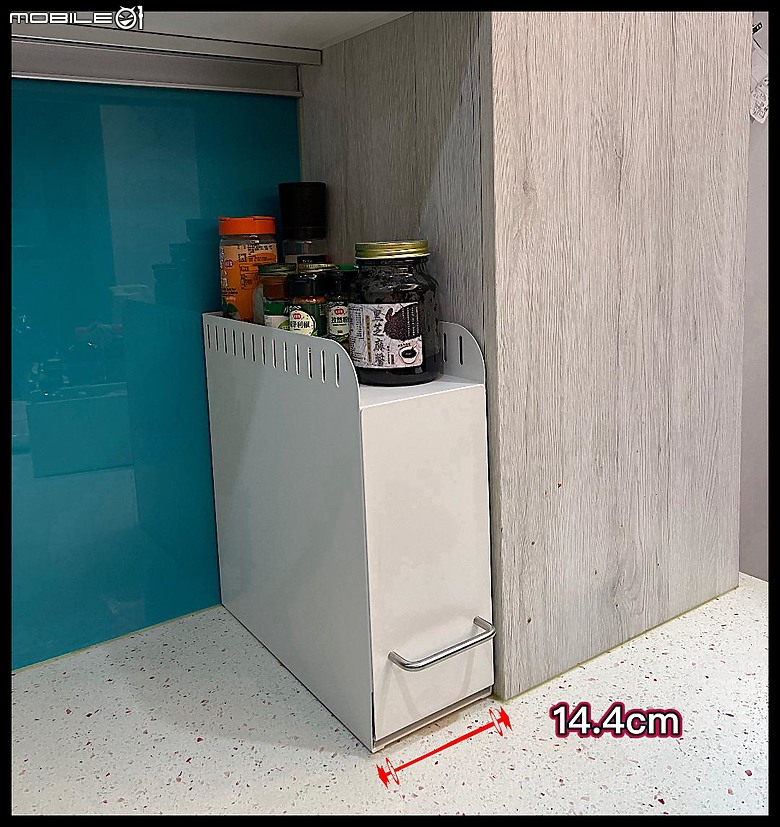 點我看大圖 開放式廚房調味品太多,用這個「窄款可抽拉多功能置物架」收納起來,順便看適不適合家裡裝潢!!