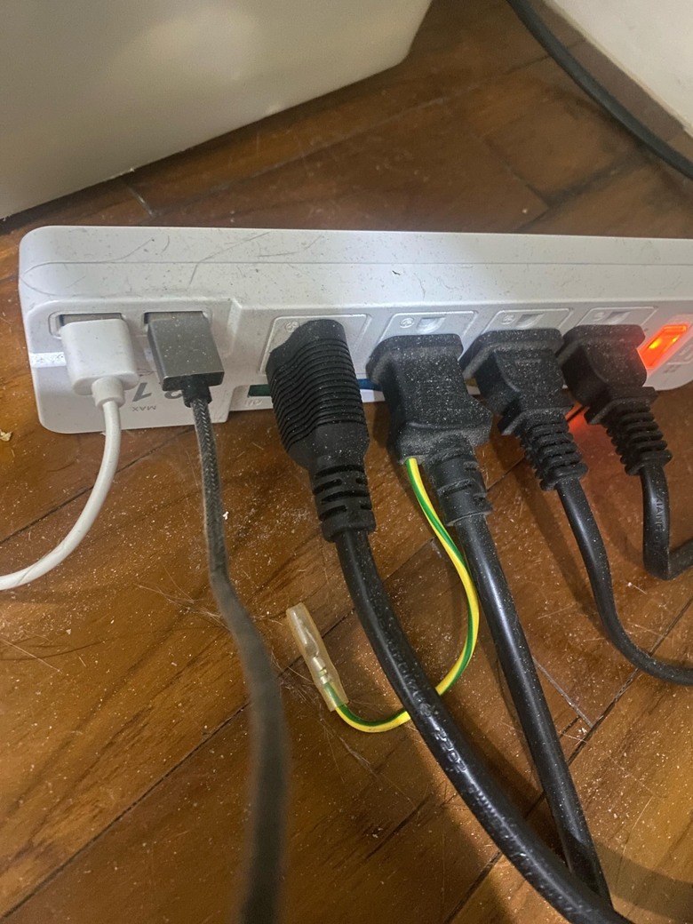 關於電腦插頭及延長線，接地線之間的關係詢問，底噪以及畫面凍結會跟這個有關連嗎?