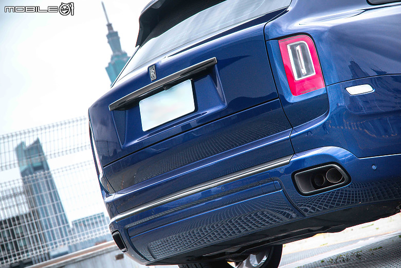 Rolls-Royce Black Badge Cullinan Blue Shadow試駕|極致工藝無與倫比,彰顯全台唯一的霸氣!