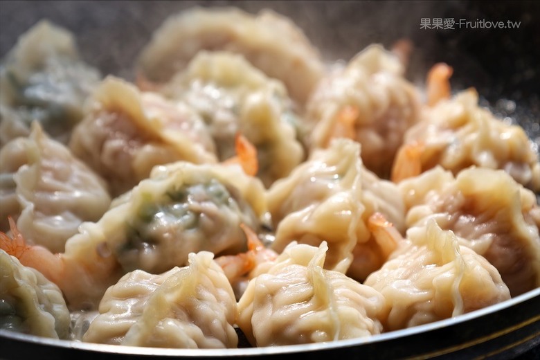 點我看大圖 小攤位大美味,整隻蝦子放進煎餃裡,每一顆都是透亮又飽滿,色香味具全