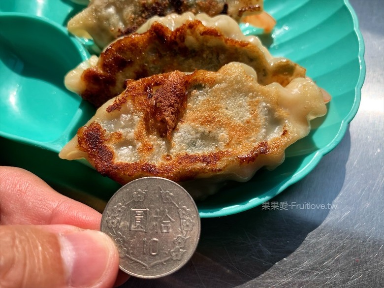 點我看大圖 小攤位大美味,整隻蝦子放進煎餃裡,每一顆都是透亮又飽滿,色香味具全