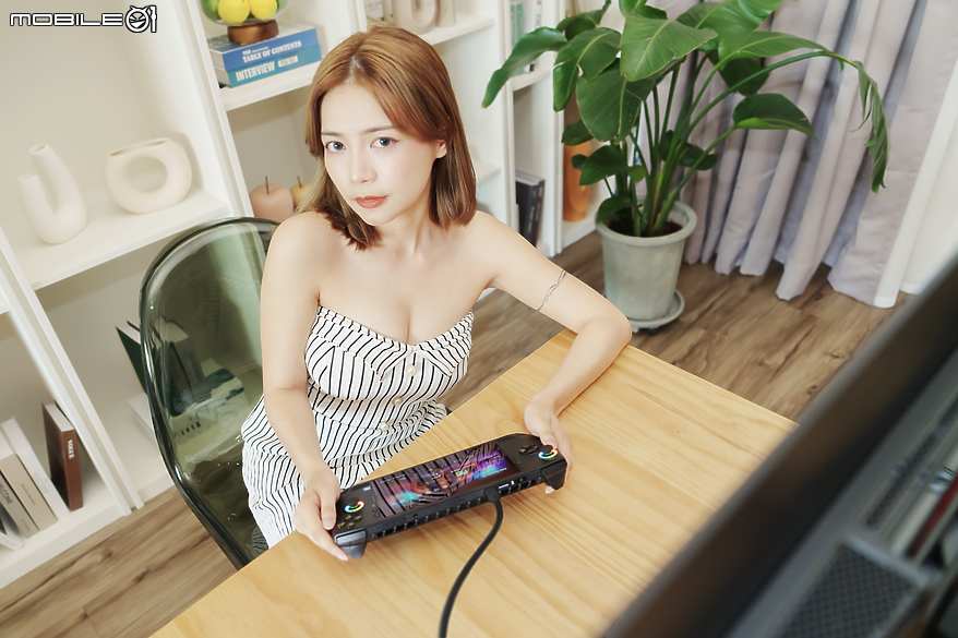 點我看大圖 MSI MPG 321URX QD-OLED 螢幕 實現最完整的 MSI CLAW 遊戲掌機體驗