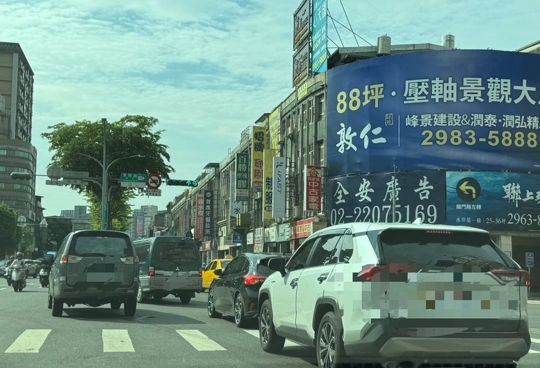 汽車左轉 - 待轉問題