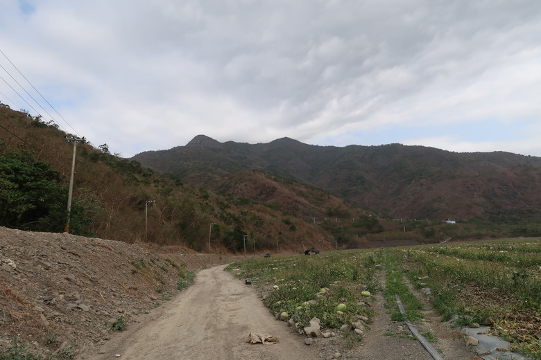 點我看大圖 【巴層巴墨山】遺世獨立卻讓人驚艷的西瓜河秘境 | 山頂無敵視野環繞