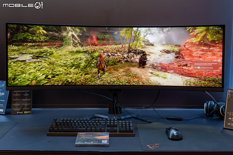 【Computex2024】技嘉展示 AORUS FO32U2P 電競螢幕 具備 DP 2.1 UHBR20 80Gbps 傳輸頻寬 一條線就能串接多台 4K 解析度螢幕