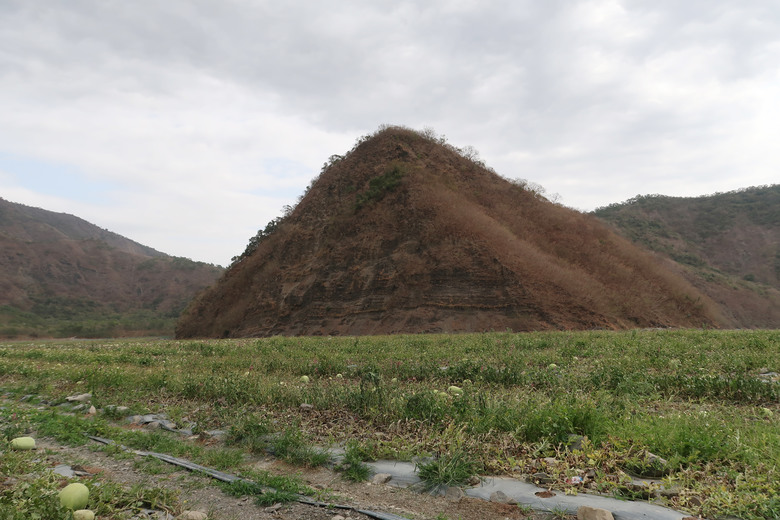 點我看大圖 【巴層巴墨山】遺世獨立卻讓人驚艷的西瓜河秘境 | 山頂無敵視野環繞