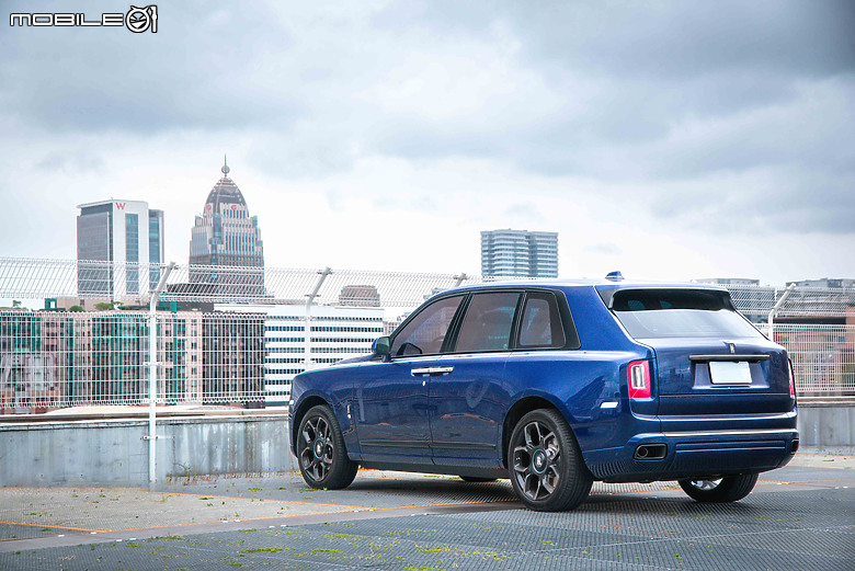 Rolls-Royce Black Badge Cullinan Blue Shadow試駕|極致工藝無與倫比,彰顯全台唯一的霸氣!