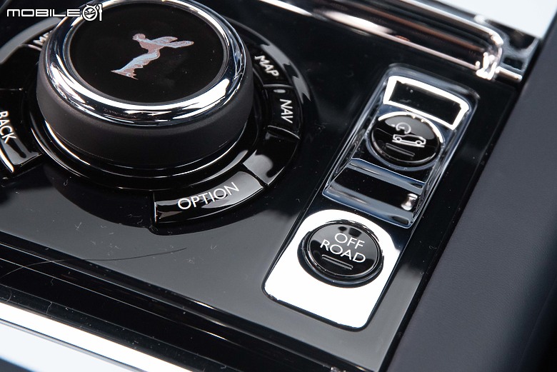 Rolls-Royce Black Badge Cullinan Blue Shadow試駕|極致工藝無與倫比,彰顯全台唯一的霸氣!