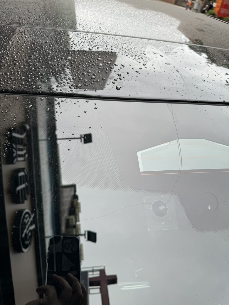 BMW G30 520i鉑金版 前擋風玻璃裂開！？