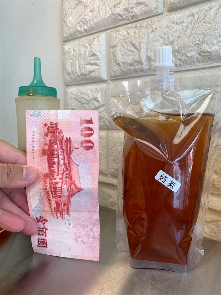 點我看大圖 小攤位大美味,整隻蝦子放進煎餃裡,每一顆都是透亮又飽滿,色香味具全