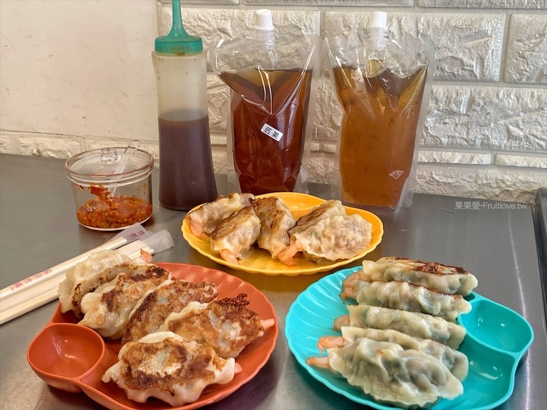 點我看大圖 小攤位大美味,整隻蝦子放進煎餃裡,每一顆都是透亮又飽滿,色香味具全