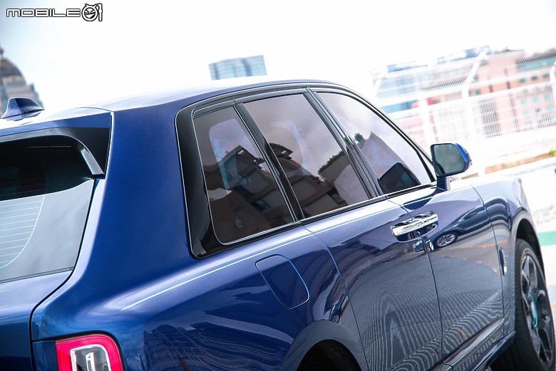 Rolls-Royce Black Badge Cullinan Blue Shadow試駕|極致工藝無與倫比,彰顯全台唯一的霸氣!