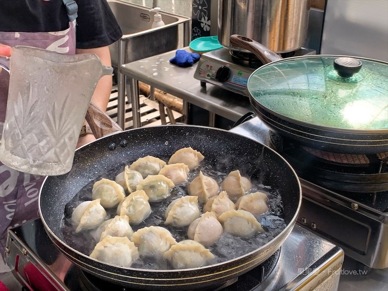 點我看大圖 小攤位大美味,整隻蝦子放進煎餃裡,每一顆都是透亮又飽滿,色香味具全